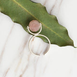 Anillo de Cuarzo Rosado, piedra del amor incondicional y la paz infinita. en Plata Sterling con protección en laca cataforética (evita daños por el tiempo y el ambiente). #SomosNaturalezaViva #JoyasNaturales