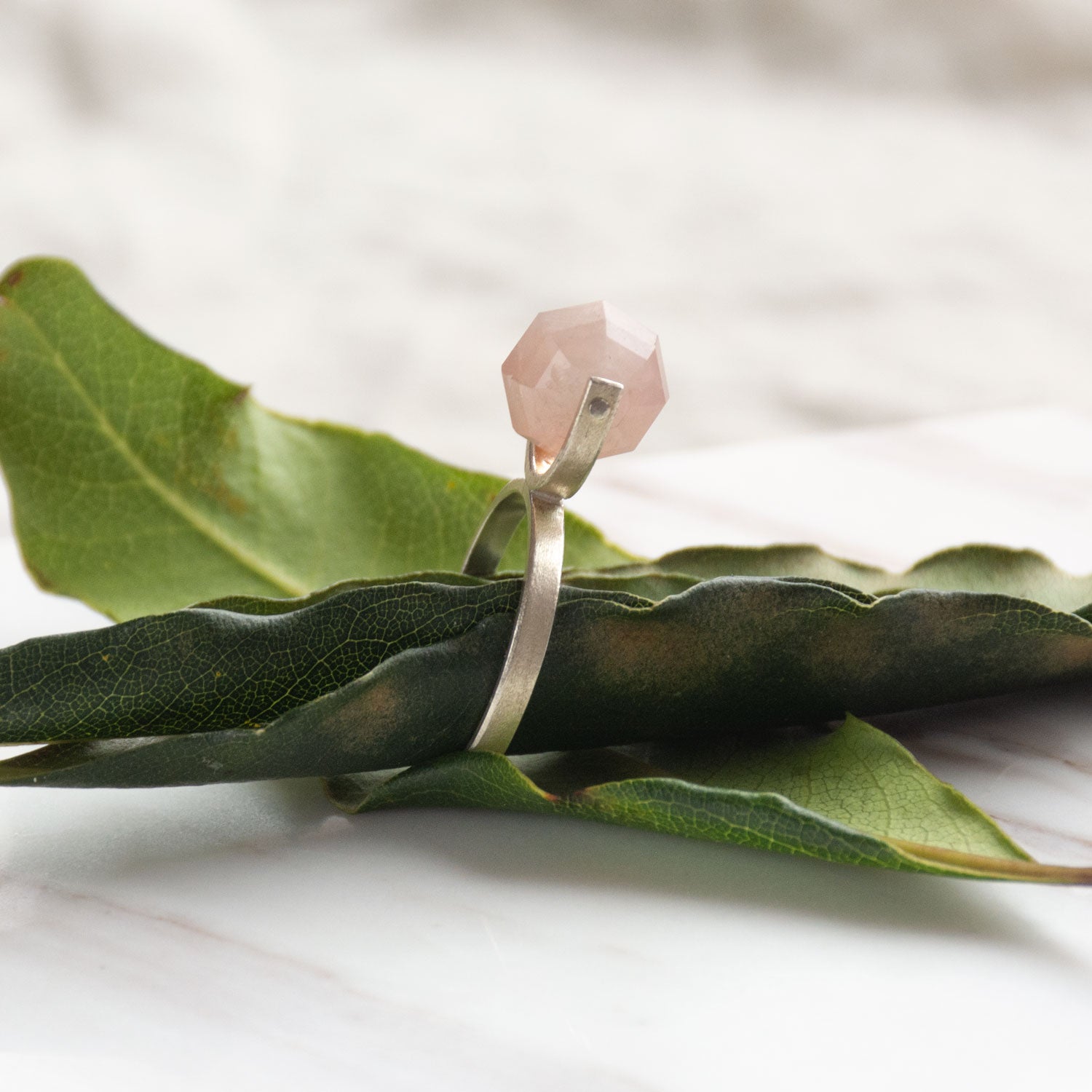 Anillo de Cuarzo Rosado, piedra del amor incondicional y la paz infinita. en Plata Sterling  con protección en laca cataforética (evita daños por el tiempo y el ambiente).  #SomosNaturalezaViva #JoyasNaturales