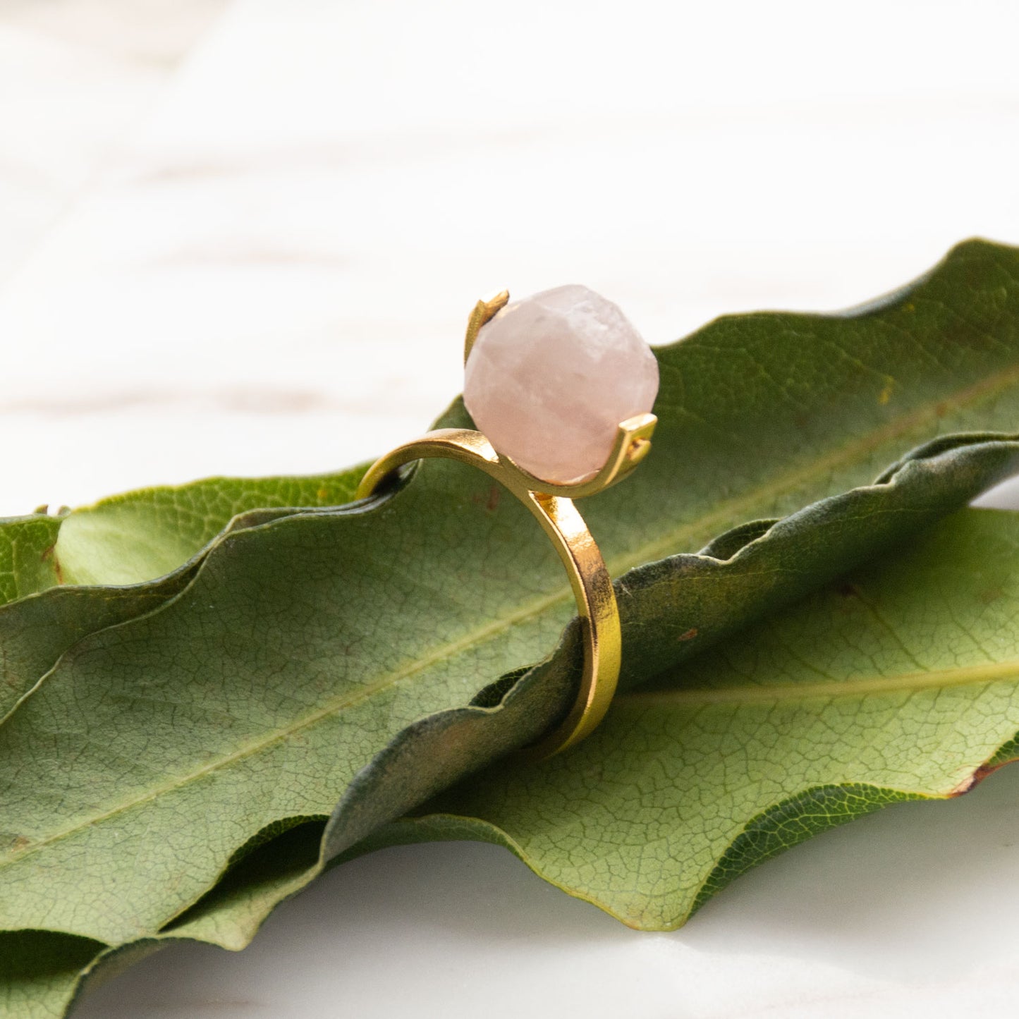 Anillo de Cuarzo Rosado, piedra del amor incondicional y la paz infinita. en Plata Sterling  bañado en oro de 24 kilates y protección en laca cataforética (evita daños por el tiempo y el ambiente).  #SomosNaturalezaViva #JoyasNaturales