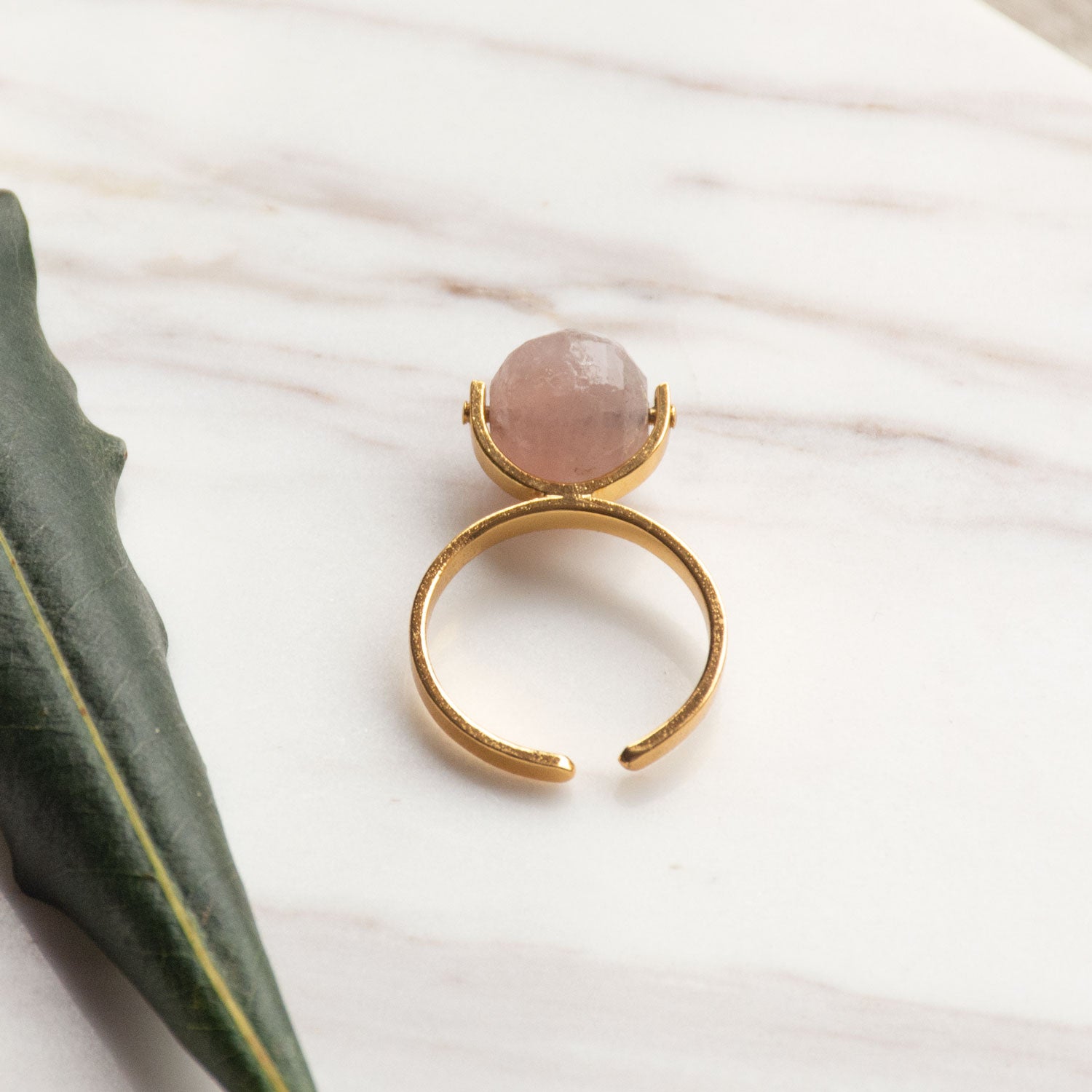 Anillo de Cuarzo Rosado, piedra del amor incondicional y la paz infinita. en Plata Sterling  bañado en oro de 24 kilates y protección en laca cataforética (evita daños por el tiempo y el ambiente).  #SomosNaturalezaViva #JoyasNaturales