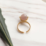 Anillo de Cuarzo Rosado, piedra del amor incondicional y la paz infinita. en Plata Sterling bañado en oro de 24 kilates y protección en laca cataforética (evita daños por el tiempo y el ambiente). #SomosNaturalezaViva #JoyasNaturales