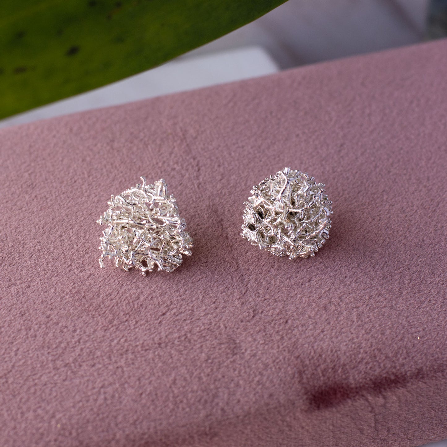 Aretes Topo Luffa Estropajo en plata ecológica, destacando la textura natural de las fibras inmortalizadas.