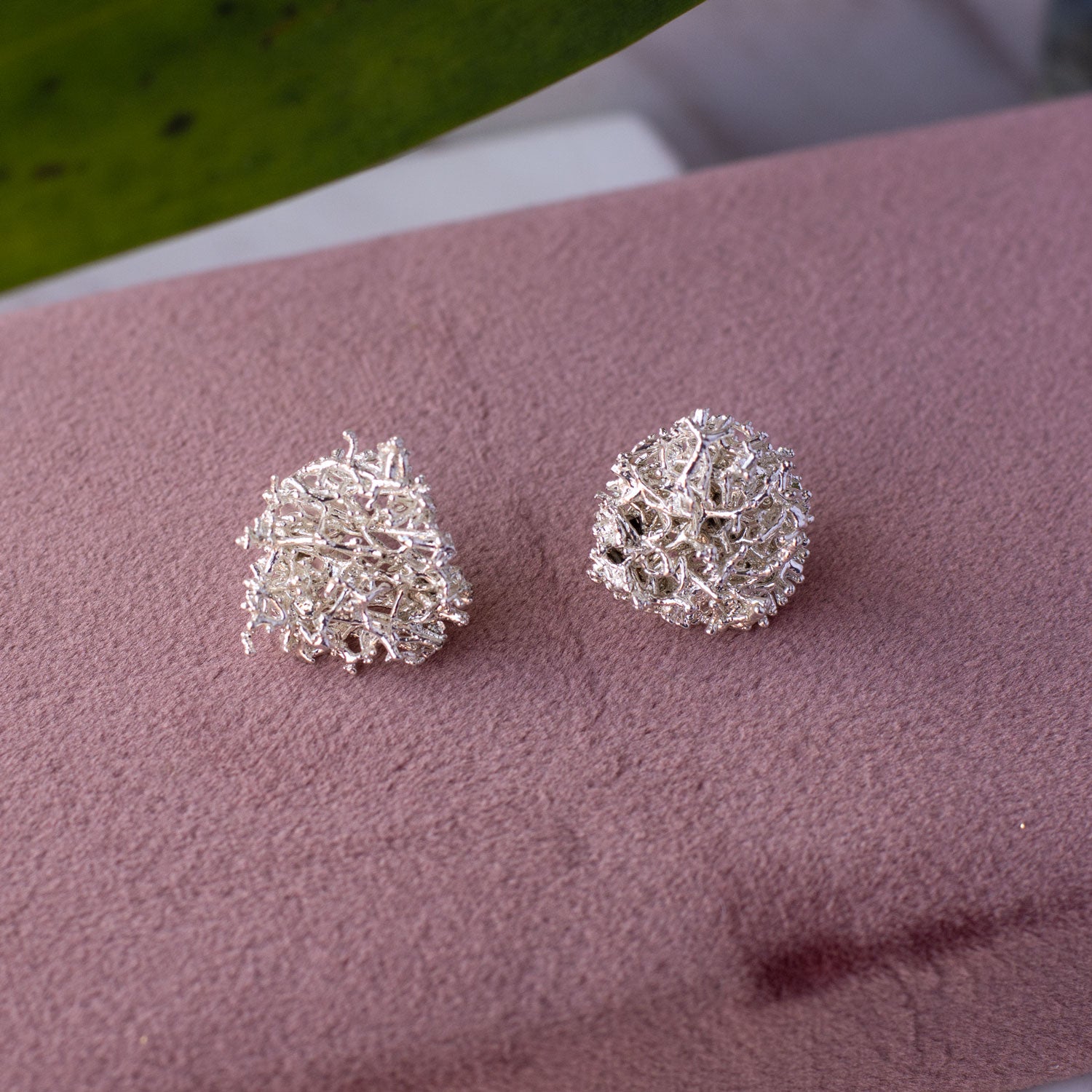 Aretes Topo Luffa Estropajo en plata ecológica, destacando la textura natural de las fibras inmortalizadas.
