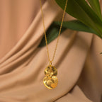 Collar Hoja Eucalipto en bronce bañado en oro de 24k, mostrando la belleza natural de las hojas de eucalipto inmortalizadas