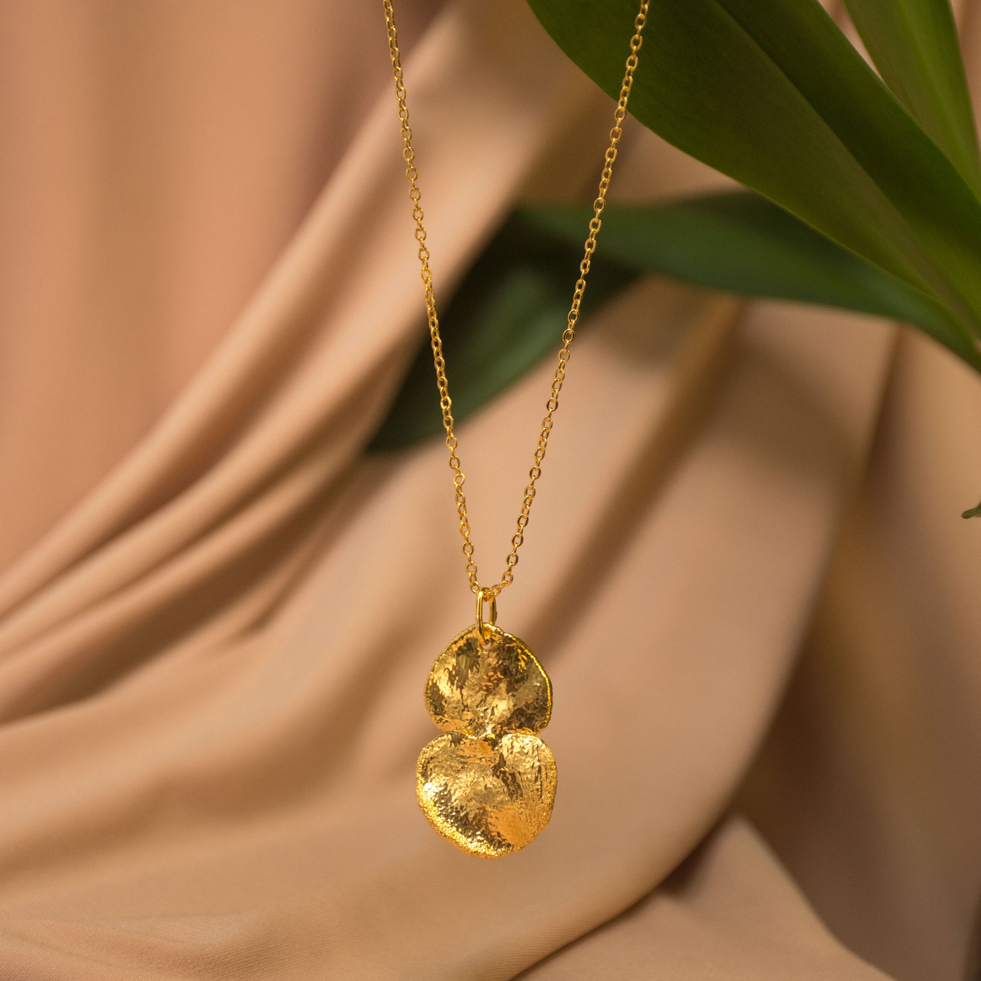 Collar Hoja Eucalipto en bronce bañado en oro de 24k, mostrando la belleza natural de las hojas de eucalipto inmortalizadas