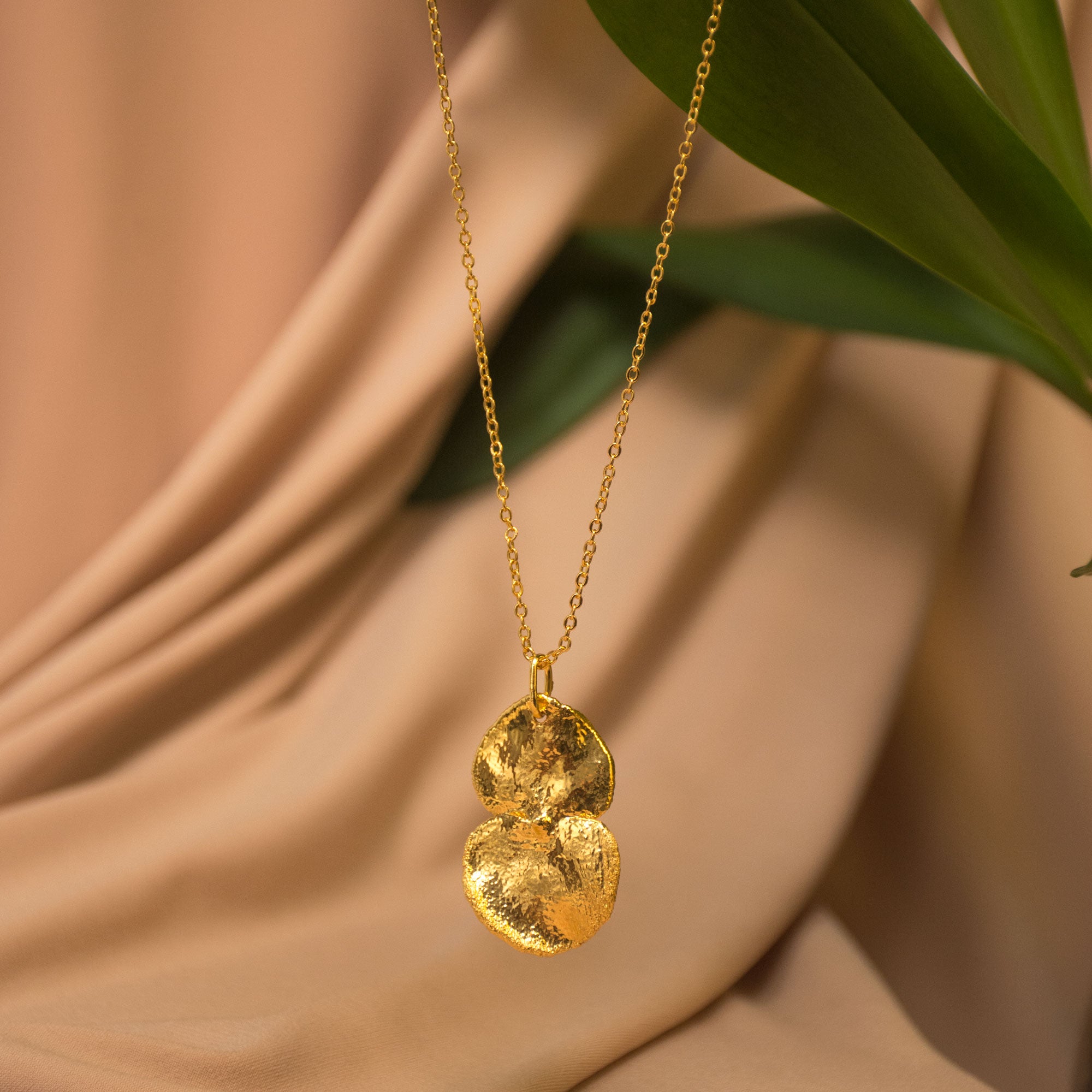 Collar Hoja Eucalipto en bronce bañado en oro de 24k, mostrando la belleza natural de las hojas de eucalipto inmortalizadas