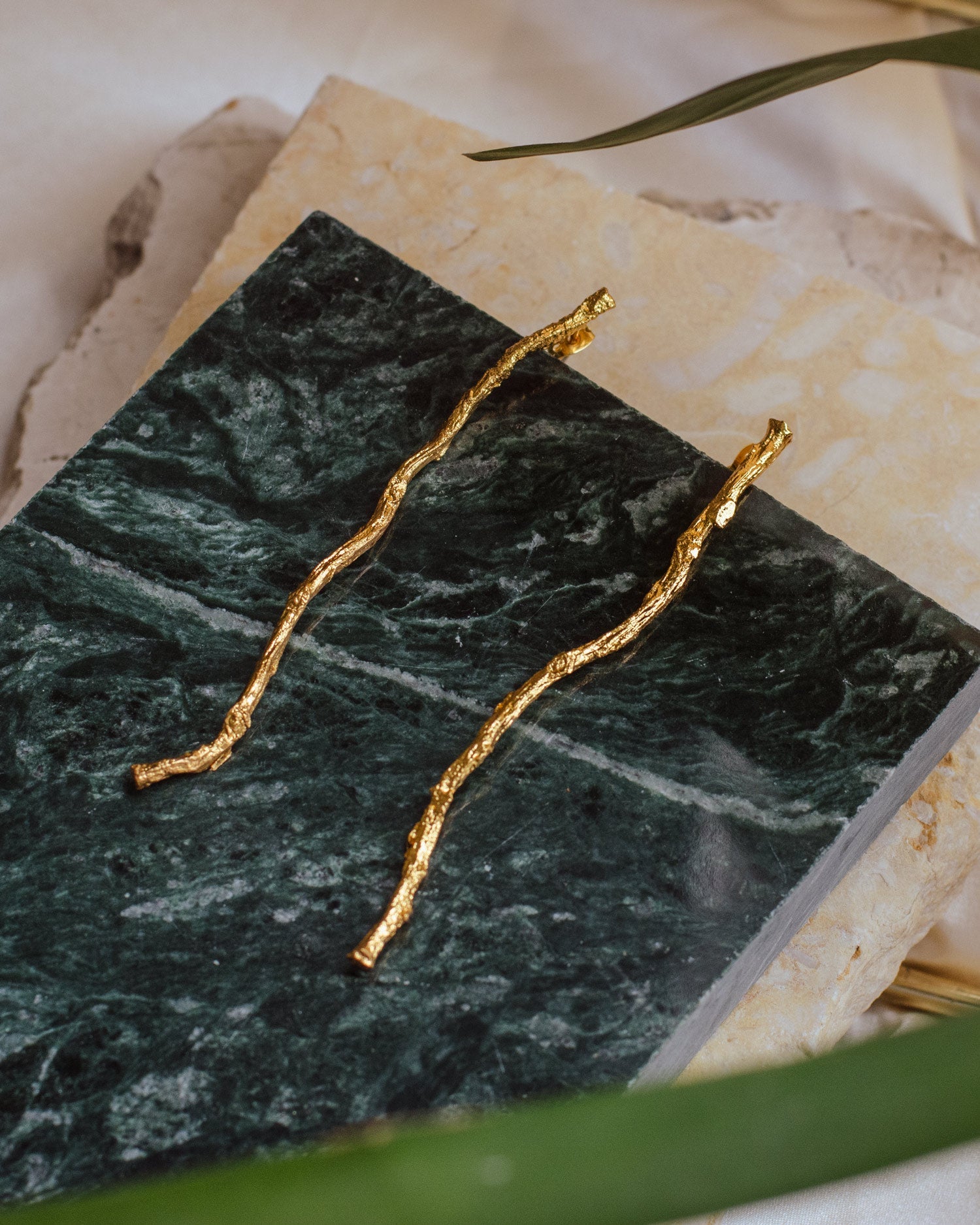 Aretes Large Ramita Palma Coco - Joyería Botánica | Liz de la Cruz