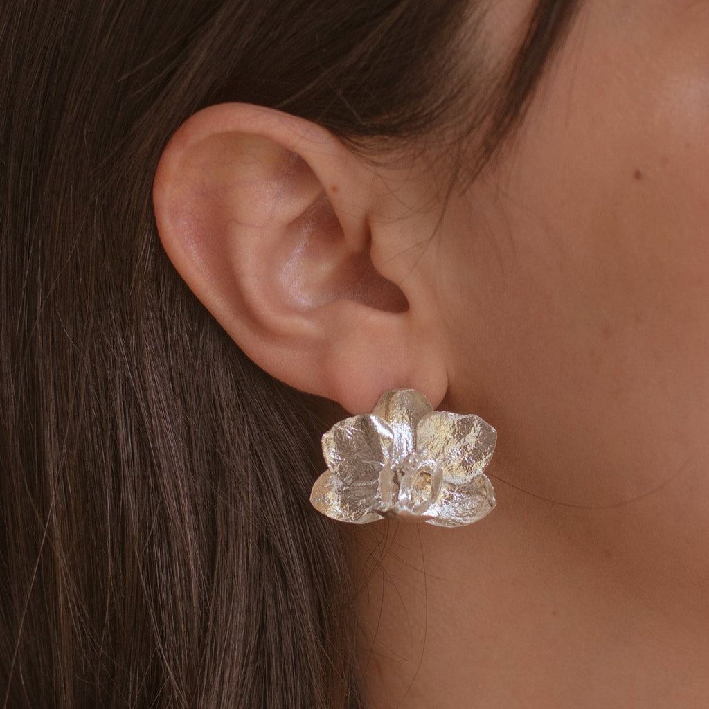 Aretes Topo Orquidea Phalaenopsis Baby Plata Eco - Joyería Botánica | Liz de la Cruz