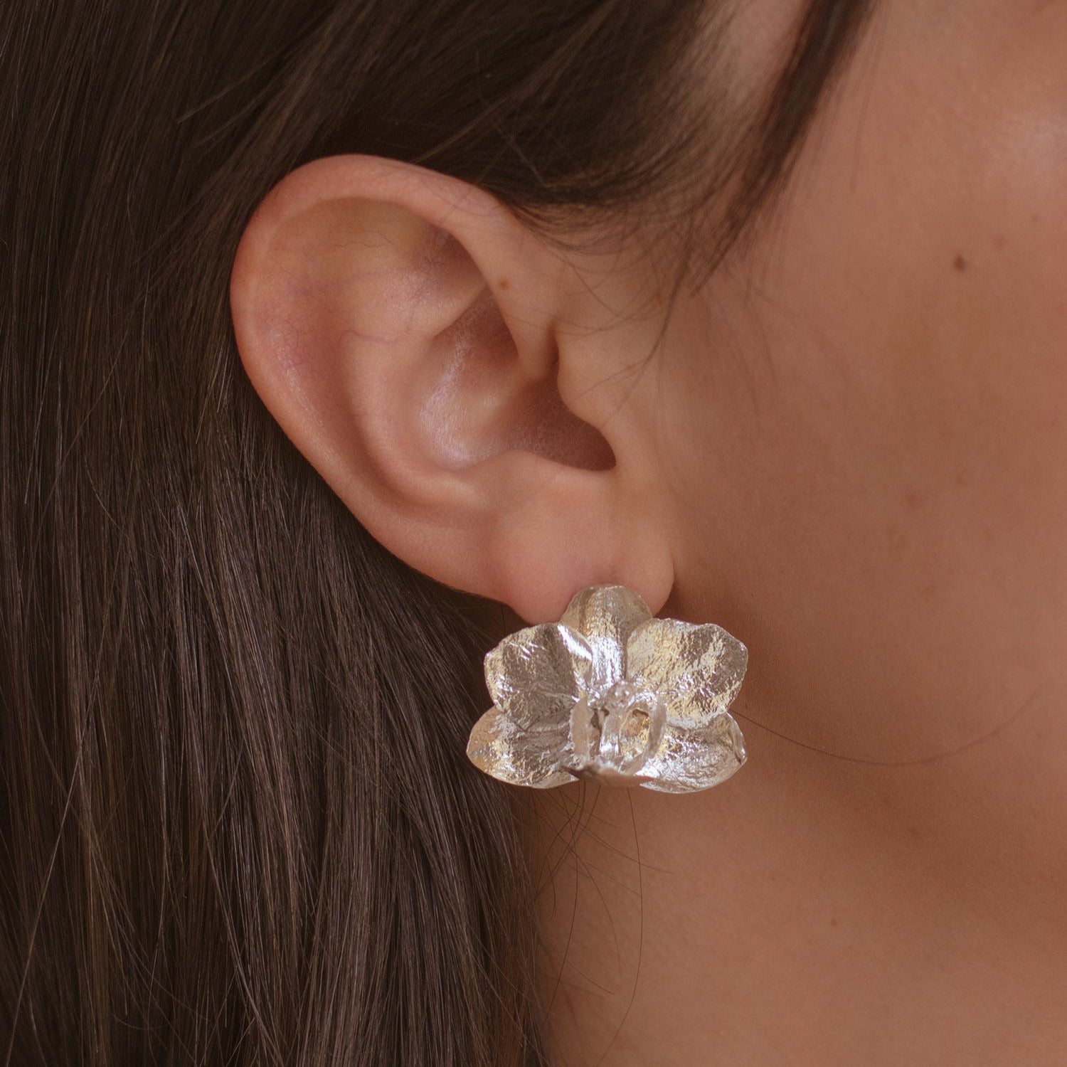 Aretes Topo Orquidea Phalaenopsis Baby Plata Eco - Joyería Botánica | Liz de la Cruz