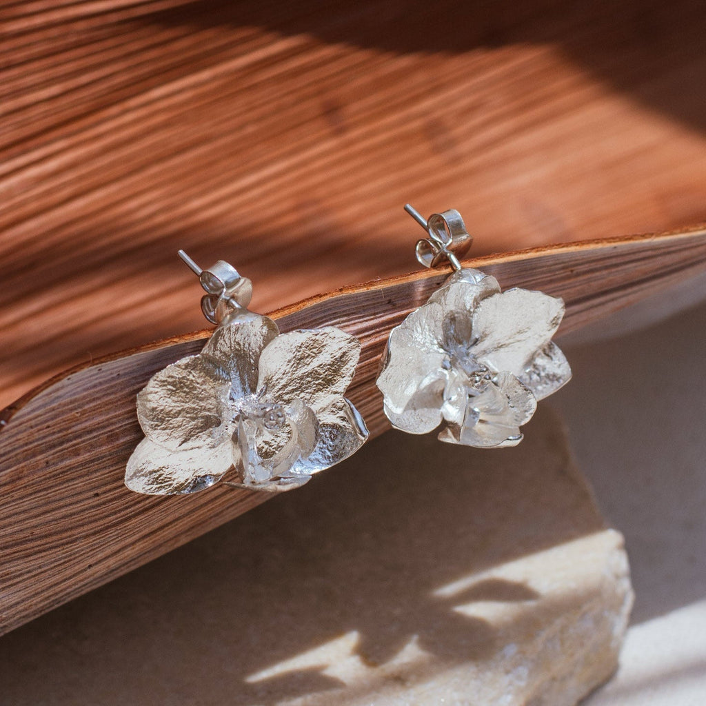 Aretes Topo Orquidea Phalaenopsis Baby Plata Eco - Joyería Botánica | Liz de la Cruz